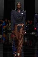 スポーツマックス 2024-25年秋冬コレクション - 美しくも退廃的なディーバに思いを馳せて｜写真14