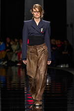 スポーツマックス 2024-25年秋冬コレクション - 美しくも退廃的なディーバに思いを馳せて｜写真16