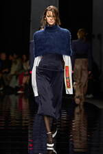 スポーツマックス 2024-25年秋冬コレクション - 美しくも退廃的なディーバに思いを馳せて｜写真18