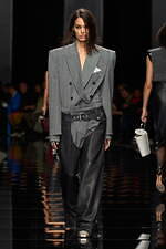 スポーツマックス 2024-25年秋冬コレクション - 美しくも退廃的なディーバに思いを馳せて｜写真31