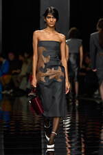 スポーツマックス 2024-25年秋冬コレクション - 美しくも退廃的なディーバに思いを馳せて｜写真32