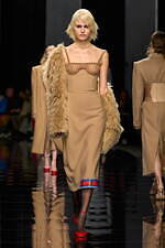 スポーツマックス 2024-25年秋冬コレクション - 美しくも退廃的なディーバに思いを馳せて｜写真35