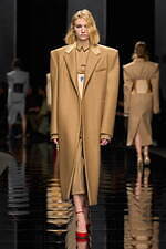 スポーツマックス 2024-25年秋冬コレクション - 美しくも退廃的なディーバに思いを馳せて｜写真36