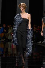 スポーツマックス 2024-25年秋冬コレクション - 美しくも退廃的なディーバに思いを馳せて｜写真43