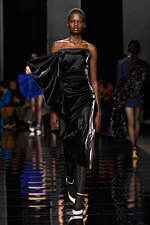 スポーツマックス 2024-25年秋冬コレクション - 美しくも退廃的なディーバに思いを馳せて｜写真44