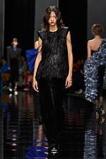 スポーツマックス 2024-25年秋冬コレクション - 美しくも退廃的なディーバに思いを馳せて｜写真45