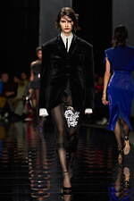 スポーツマックス 2024-25年秋冬コレクション - 美しくも退廃的なディーバに思いを馳せて｜写真51