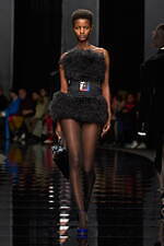 スポーツマックス 2024-25年秋冬コレクション - 美しくも退廃的なディーバに思いを馳せて｜写真52