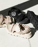 ビューティフルピープル×シャカのサンダル、マジックテープのアッパー＆カスタム可能なロゴワッペン｜写真1