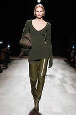 フェラガモ 2024-25年秋冬コレクション - 1920年代における自由の表現｜写真7