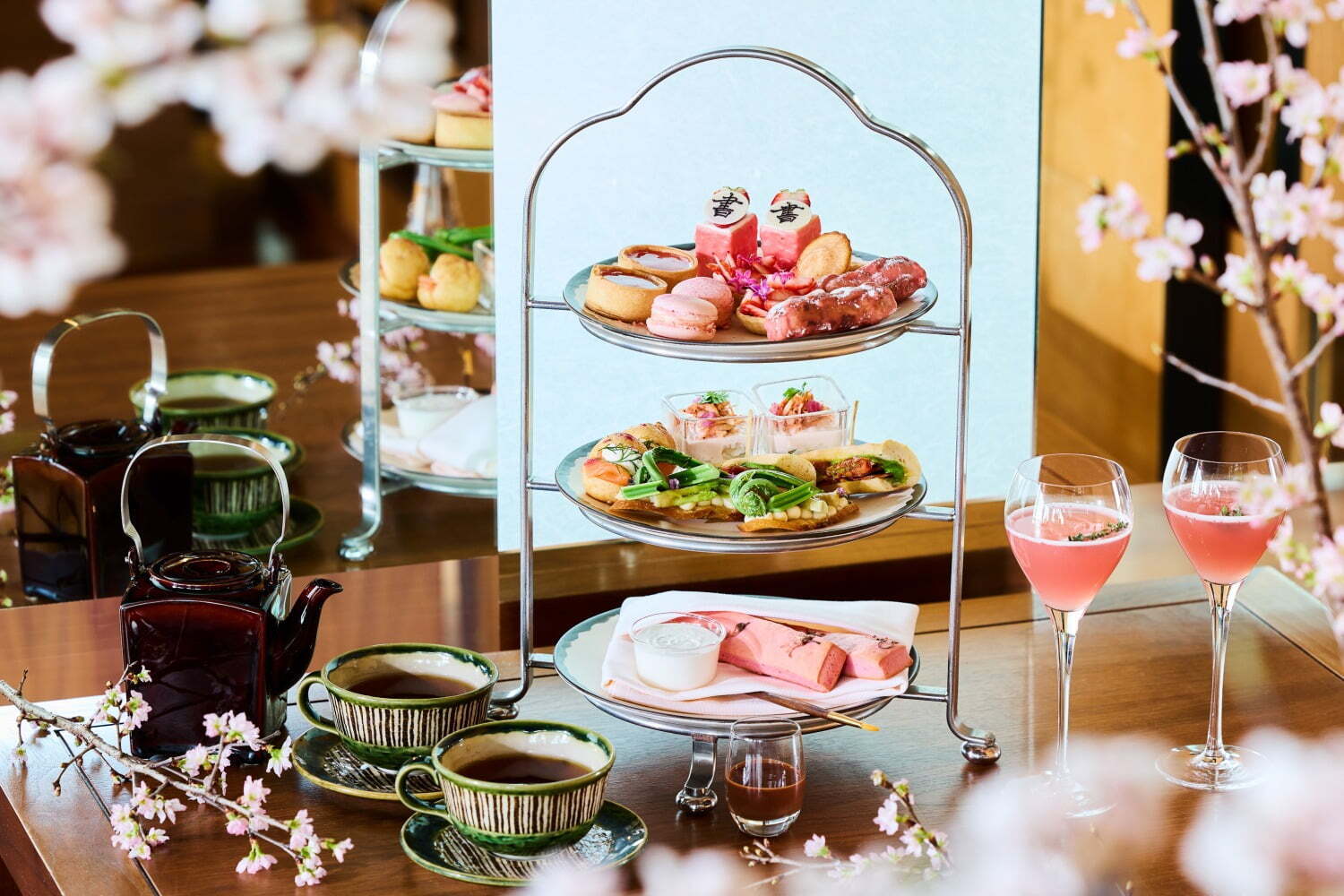 桜アフタヌーンティー｜アンダーズ 東京“書道アート”着想の桜アフタヌーンティー、桜のフランや短冊形スコーンなど