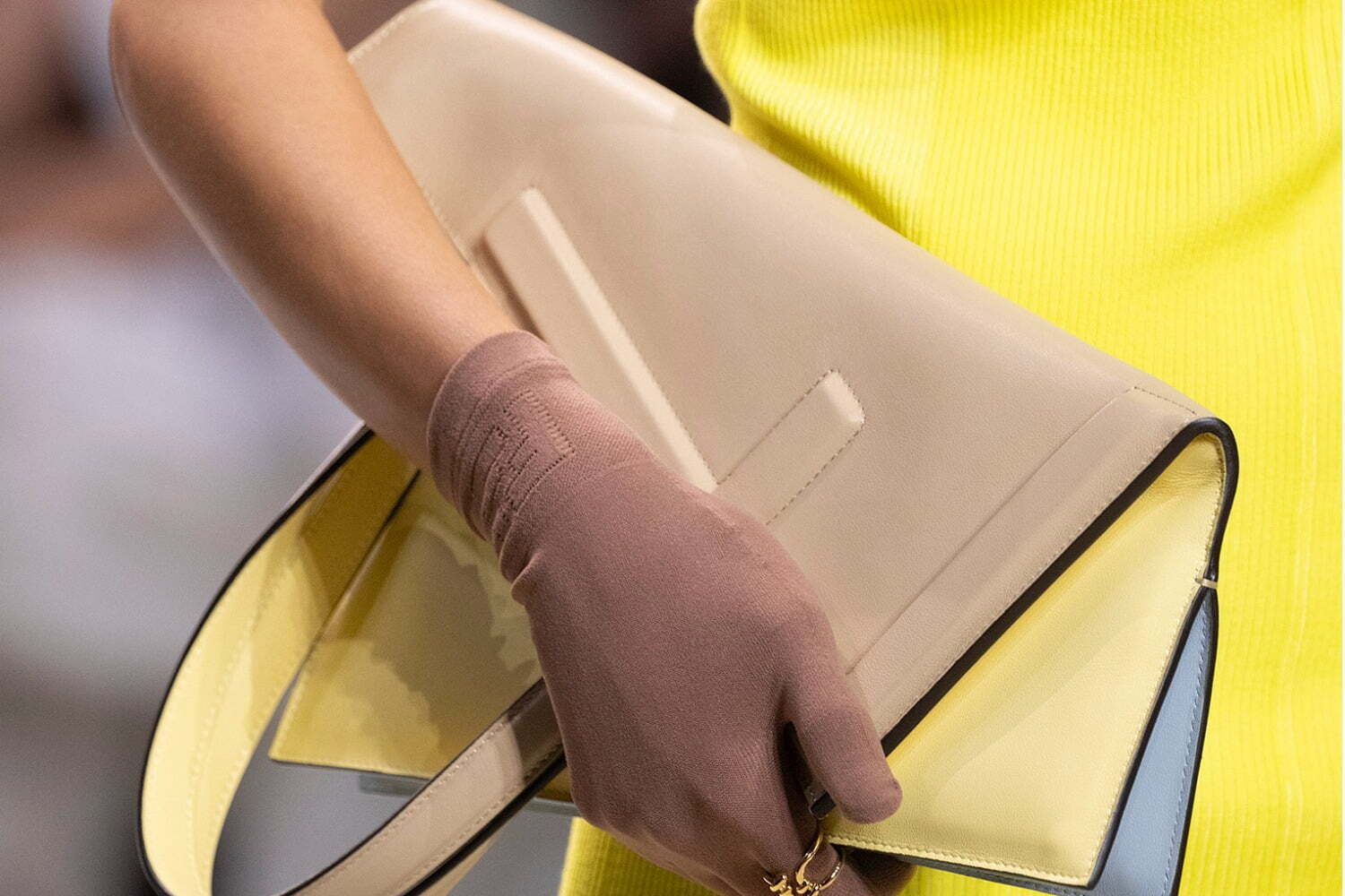 フェンディ24年春レディースバッグ「フェンディ フリップ」“F”モチーフを折り曲げて2WAYで楽しむ