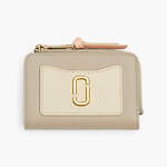 マーク ジェイコブスの“ワントーン”ミニ財布、“J マーク”とボディをトーナルカラーで統一｜写真6