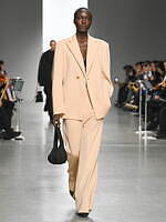 CFCL 2024-25年秋冬コレクション - 日々の抑揚の中でリズムを生み出す｜写真1