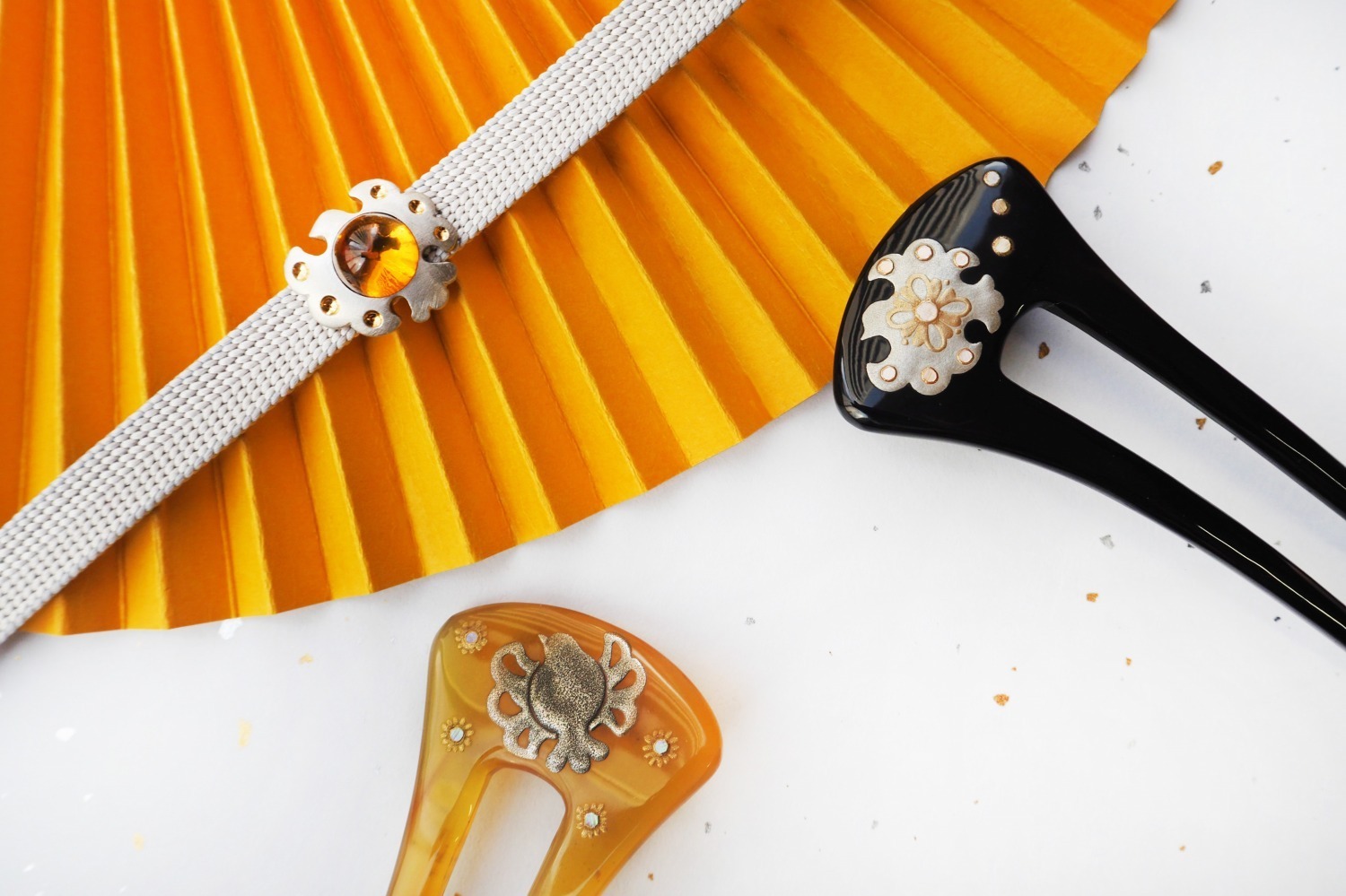 源氏物語｜『源氏物語』若紫イメージ着物アクセサリー“すずめ”モチーフの帯留＆かんざし、銀座もとじ限定