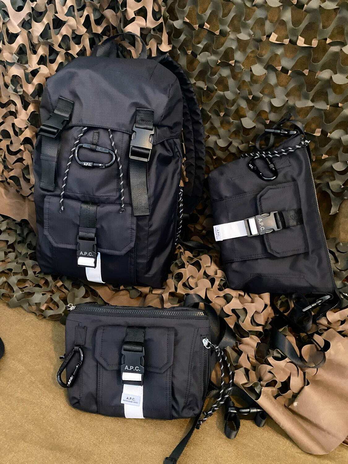 (左上から時計回りに)トレック リュックサック 60,500円 45 x 30 x 14cm＜新色＞
トレック ショルダーバッグ 29 x 18.5 x 2.5cm 36,300円＜新色＞
トレック ヒップバッグ 31,900円 26 x 16 x 2.5cm＜新色＞