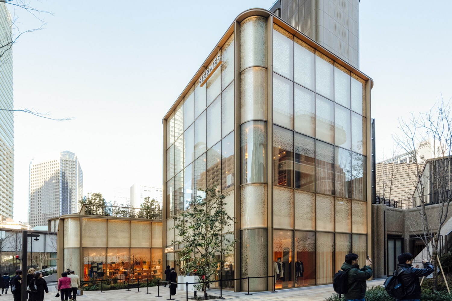 エルメスの新店舗が東京・麻布台ヒルズに誕生、レザーグッズからホームアイテムまでフルラインナップ｜写真1
