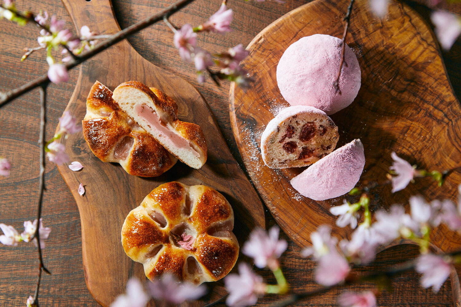 <コム・ン トウキョウ>
左から)桜あんぱん 324円、チェリーとホワイトチョコのプティトゥ 980円