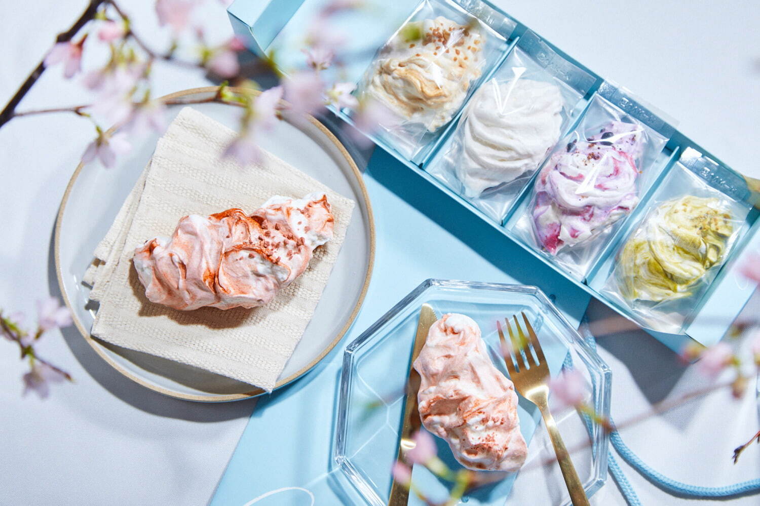 <コム・ン メレンゲ>
エスピエーグル(桜とホワイトチョコ) 648円、プティ・コキャン さくら 3,240円
