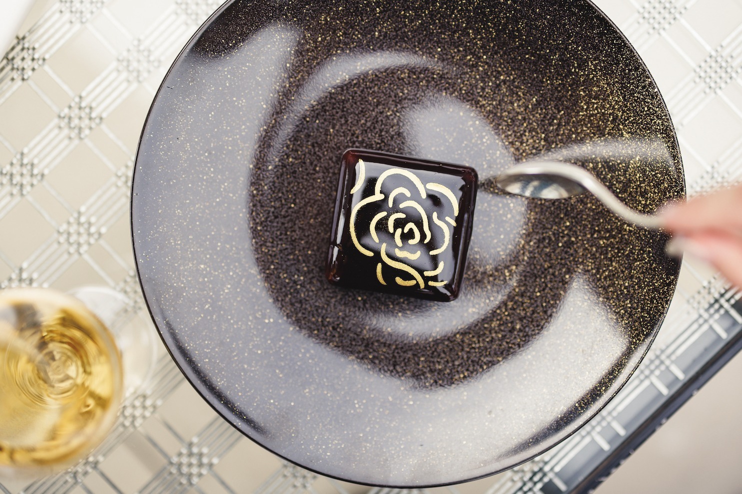 シャネル銀座ビルの屋上テラス「ル・ジャルダン・ドゥ・ツイード」24年営業開始、新ティータイムセットも