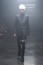 ユリウス 2015年春夏コレクション - 幾何学面で構成された人体｜写真1