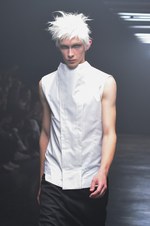 ユリウス 2015年春夏コレクション - 幾何学面で構成された人体｜写真15