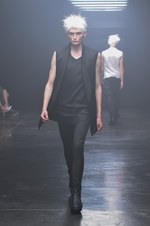 ユリウス 2015年春夏コレクション - 幾何学面で構成された人体｜写真16