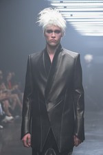 ユリウス 2015年春夏コレクション - 幾何学面で構成された人体｜写真26