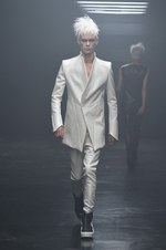 ユリウス 2015年春夏コレクション - 幾何学面で構成された人体｜写真31