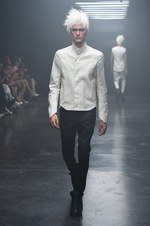 ユリウス 2015年春夏コレクション - 幾何学面で構成された人体｜写真35