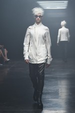 ユリウス 2015年春夏コレクション - 幾何学面で構成された人体｜写真36