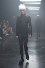 ユリウス 2015年春夏コレクション - 幾何学面で構成された人体｜写真45