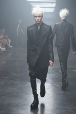 ユリウス 2015年春夏コレクション - 幾何学面で構成された人体｜写真46