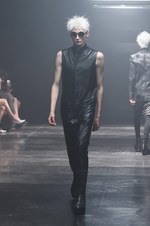 ユリウス 2015年春夏コレクション - 幾何学面で構成された人体｜写真48