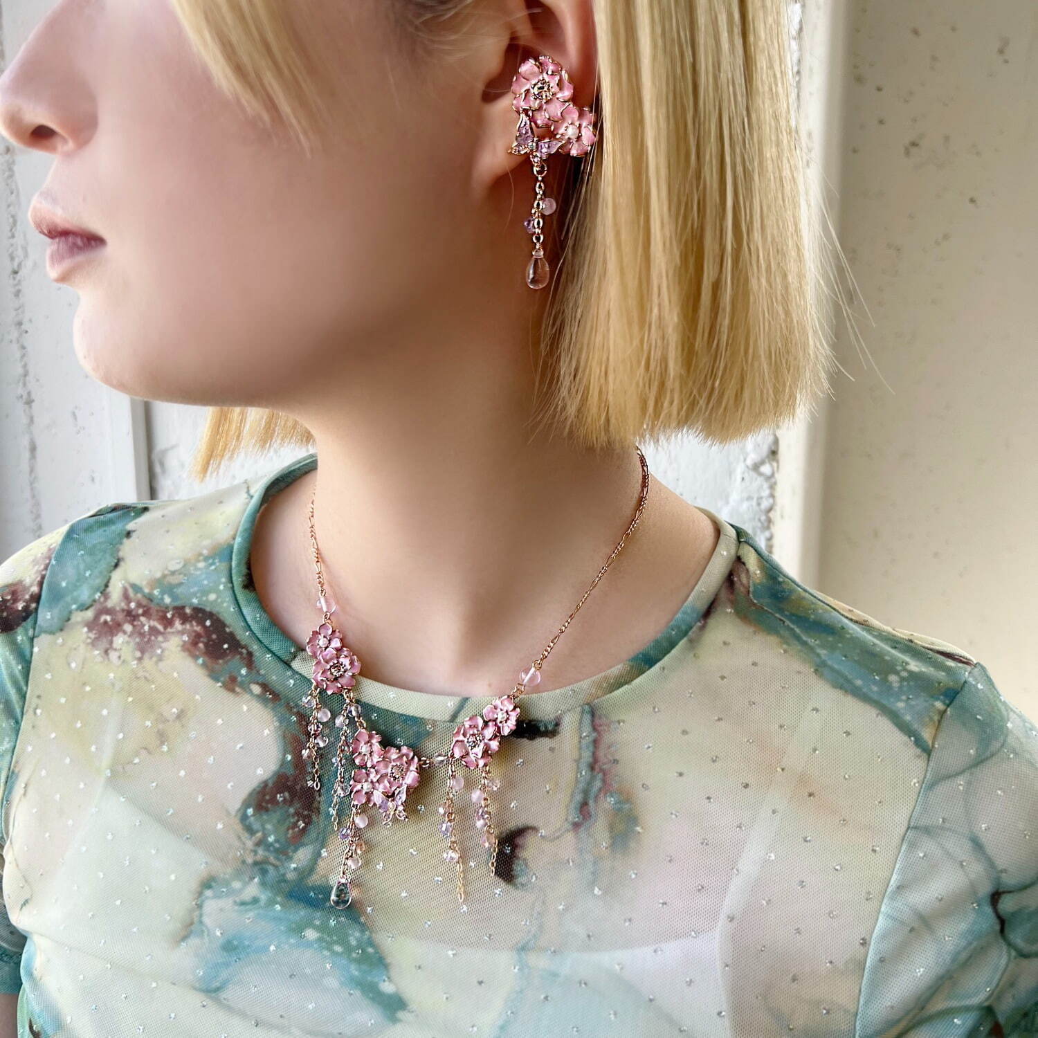 写真12/14｜アナ スイ「八重桜×蝶」ネックレス＆ピアス、桜に