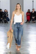 アンダーカバー 2024-25年秋冬ウィメンズコレクション、“いつも通り”の日常着に加える特別感｜写真1