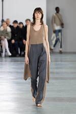 アンダーカバー 2024-25年秋冬ウィメンズコレクション、“いつも通り”の日常着に加える特別感｜写真3