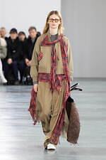 アンダーカバー 2024-25年秋冬ウィメンズコレクション、“いつも通り”の日常着に加える特別感｜写真7