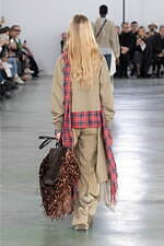 アンダーカバー 2024-25年秋冬ウィメンズコレクション、“いつも通り”の日常着に加える特別感｜写真8