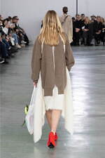 アンダーカバー 2024-25年秋冬ウィメンズコレクション、“いつも通り”の日常着に加える特別感｜写真12