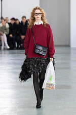 アンダーカバー 2024-25年秋冬ウィメンズコレクション、“いつも通り”の日常着に加える特別感｜写真19