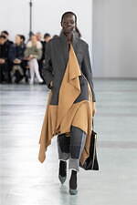 アンダーカバー 2024-25年秋冬ウィメンズコレクション、“いつも通り”の日常着に加える特別感｜写真23