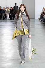 アンダーカバー 2024-25年秋冬ウィメンズコレクション、“いつも通り”の日常着に加える特別感｜写真25