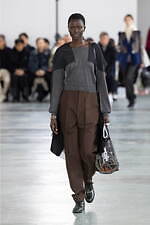 アンダーカバー 2024-25年秋冬ウィメンズコレクション、“いつも通り”の日常着に加える特別感｜写真27