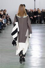 アンダーカバー 2024-25年秋冬ウィメンズコレクション、“いつも通り”の日常着に加える特別感｜写真40