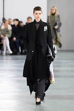 アンダーカバー 2024-25年秋冬ウィメンズコレクション、“いつも通り”の日常着に加える特別感｜写真41