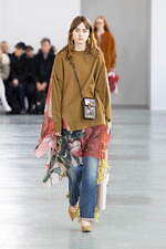 アンダーカバー 2024-25年秋冬ウィメンズコレクション、“いつも通り”の日常着に加える特別感｜写真49