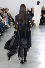 アンダーカバー 2024-25年秋冬ウィメンズコレクション、“いつも通り”の日常着に加える特別感｜写真56