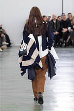 アンダーカバー 2024-25年秋冬ウィメンズコレクション、“いつも通り”の日常着に加える特別感｜写真58