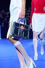 カサブランカ 2024-25年秋冬コレクション、古代ギリシャの神秘と現代性の融合｜写真52